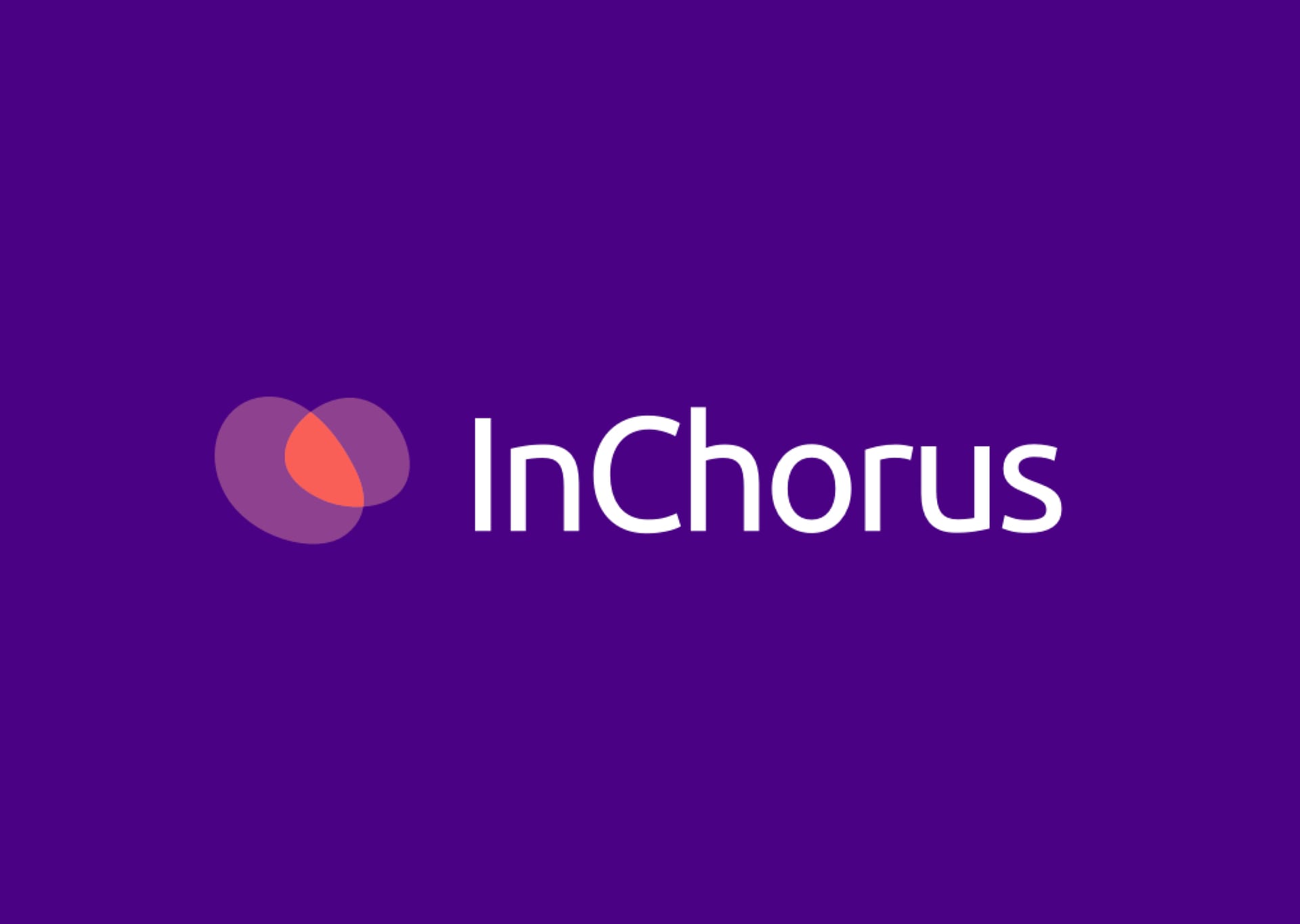 Logo de InChorus: la intersecci&oacute;n de las formas irregulares simboliza la diversidad de personas que conforman una organizaci&oacute;n y su punto de encuentro, remarcado en rojo intenso, color de vida compartida.